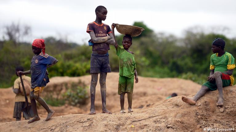 Centrafrique : aux Mbrès, les chantiers miniers attirent plus d’enfants que les écoles