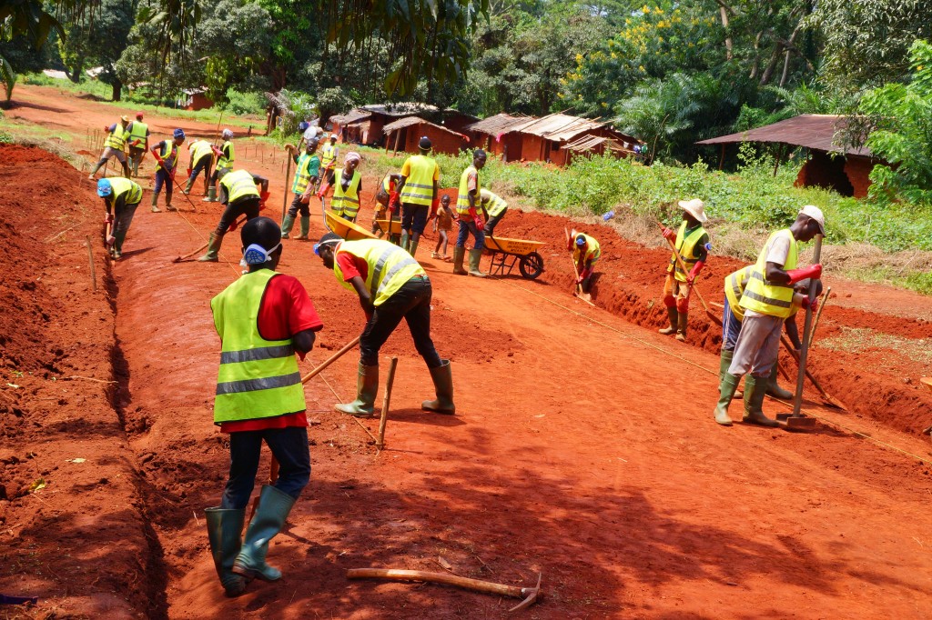 Centrafrique : sur initiative locale, la population de Berberati répare ses routes