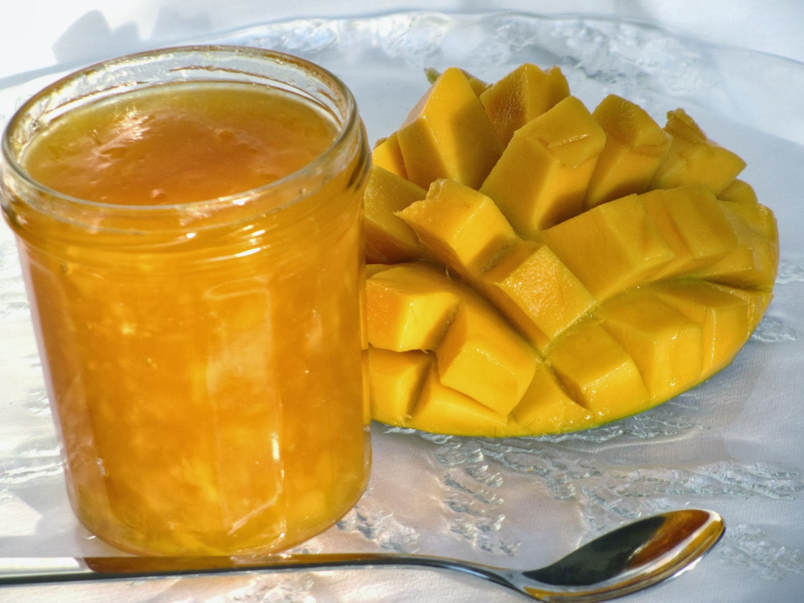 La transformation de mangue en confiture