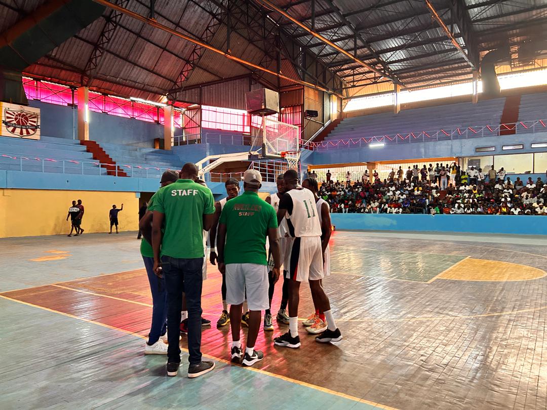 Basket : la première finale des play-offs de Bangui tourne en kick-boxing  