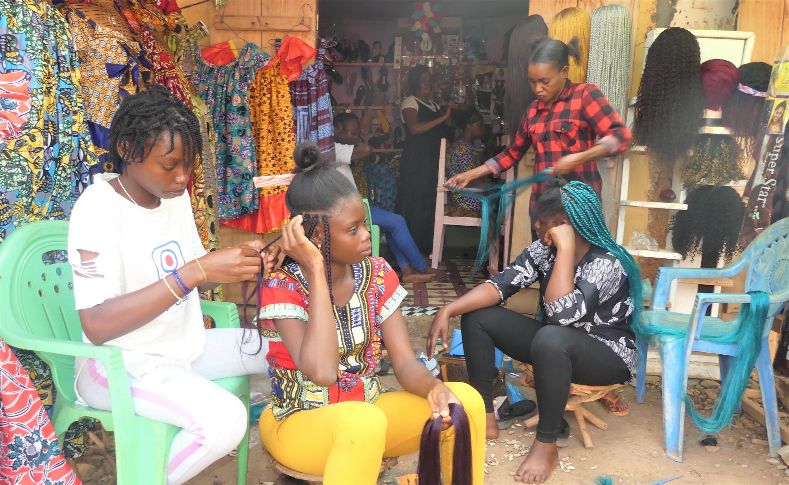 Bangui : des salons de coiffure plein à craquer à l’approche de la fête du Nouvel an