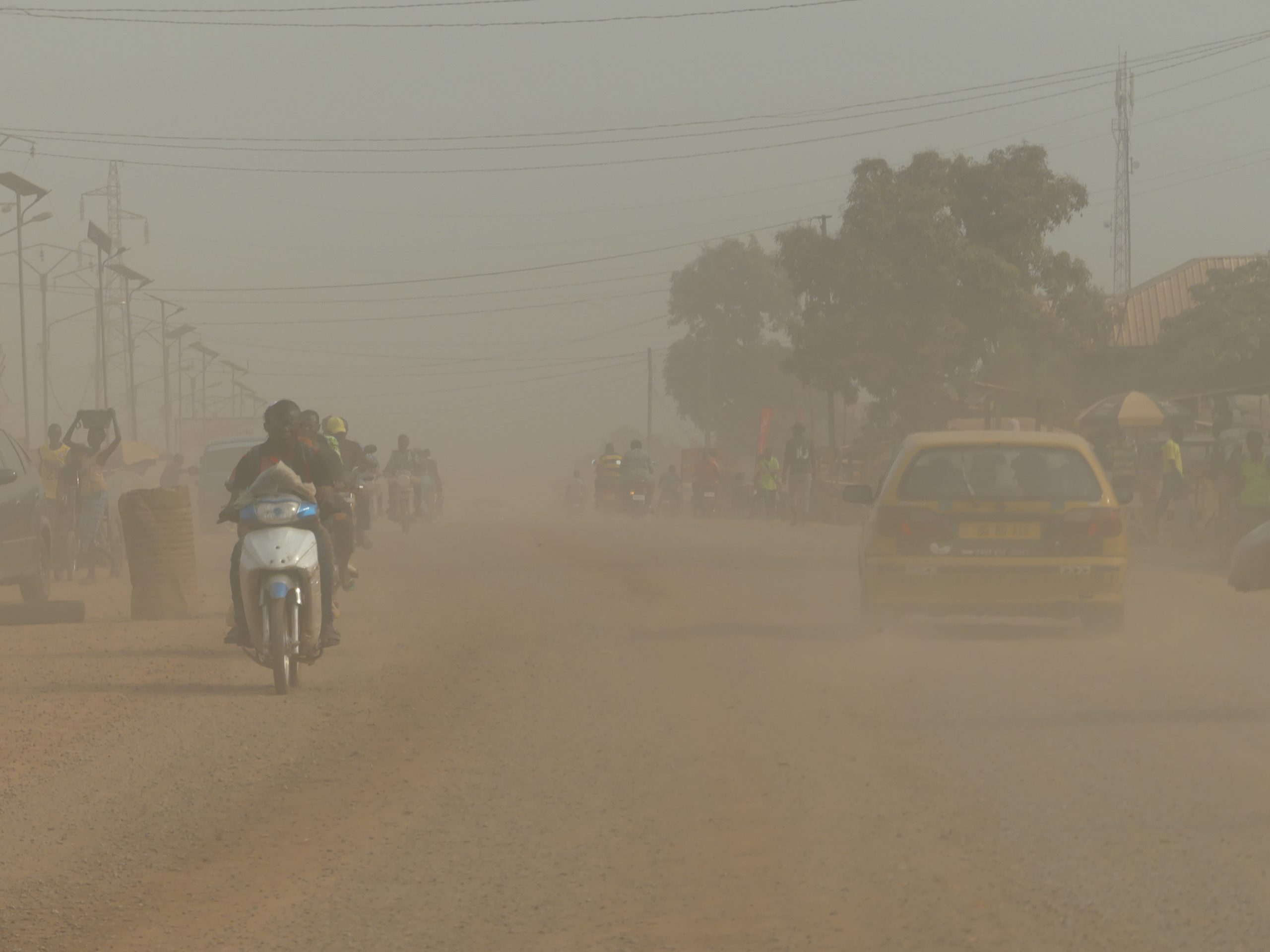 Bangui : travaux de routes en cours, la poussière, quotidien des Banguissois du nord