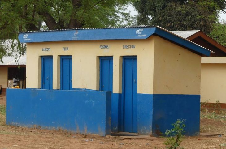 Le village Linga en alerte contre le polio. Il faut faire l'usage des latrines propres